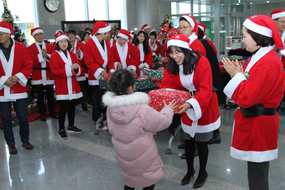 Happiness sharing service of the KoreaPost Information Center 